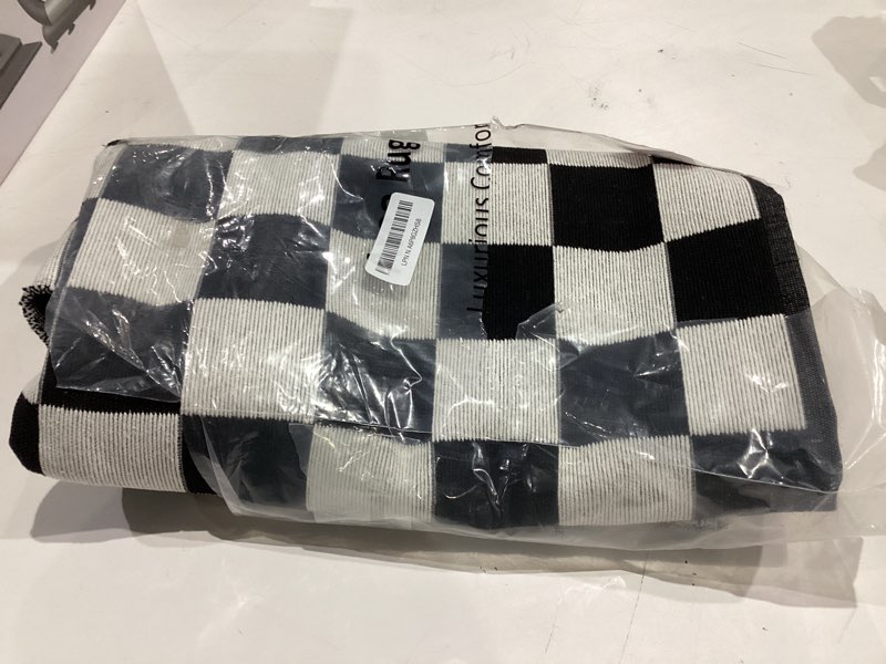 Condition photo showing Good Condition for Seavish Checkered Rug, 3x5 Ft Black and White Outdoor Rug Cotton Woven Washable Moroccan Checkerboard Rugs Reversible Layered Floor Mat for Front Door Bedroom Entryway Porch Patio Dorm 3 ft x 5 ft Black and White Checkered