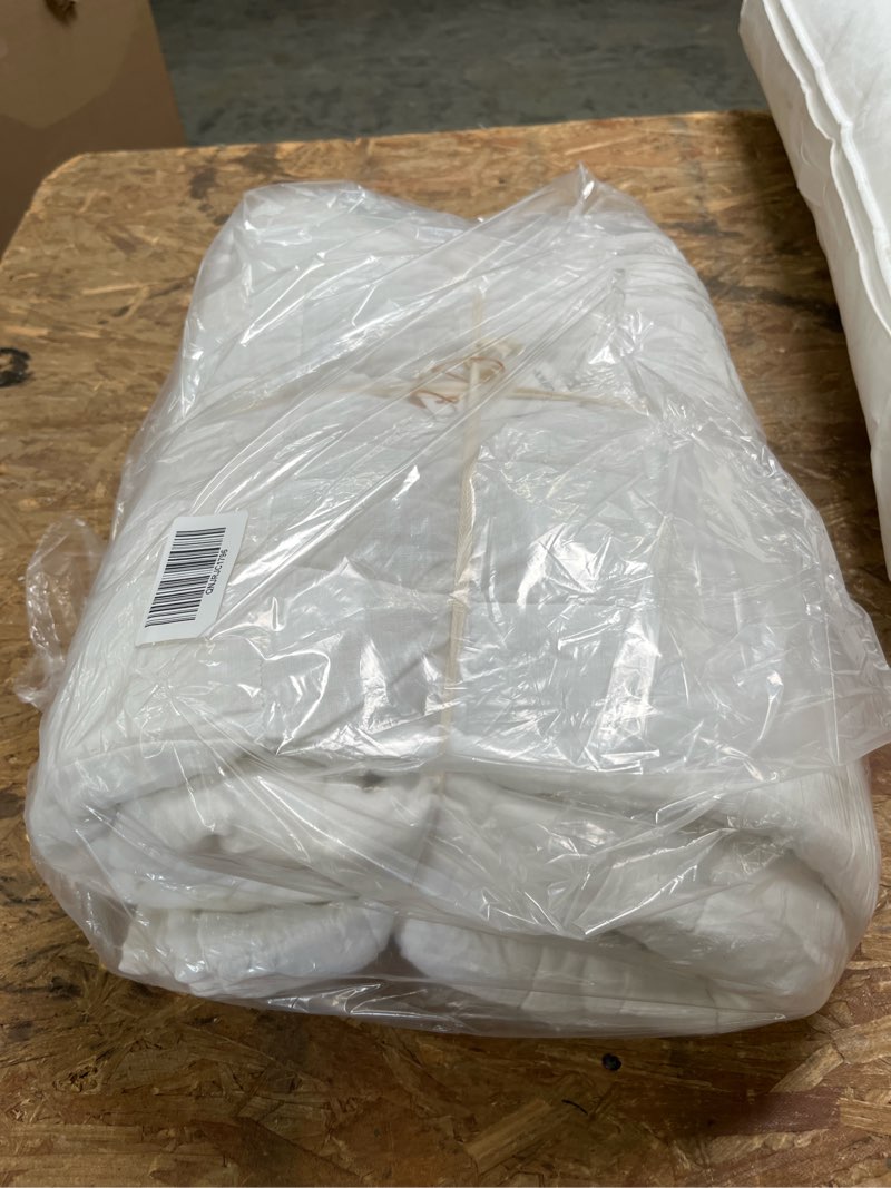 Condition photo showing Good Condition for european linen box quilt, full/queen, white