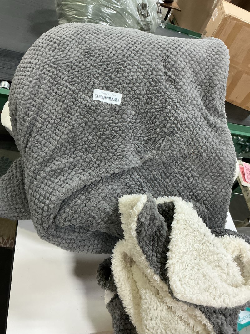 Condition photo showing Good Condition for 3D Jacquard Design Comforter Set, Ultra-Soft Warm Queen Size Sherpa Fur Plush 3-Pieces Sets Luxury Cozy Bedding with 2 Pillowcases (90"x90", Grey) Grey Queen(90"x90")