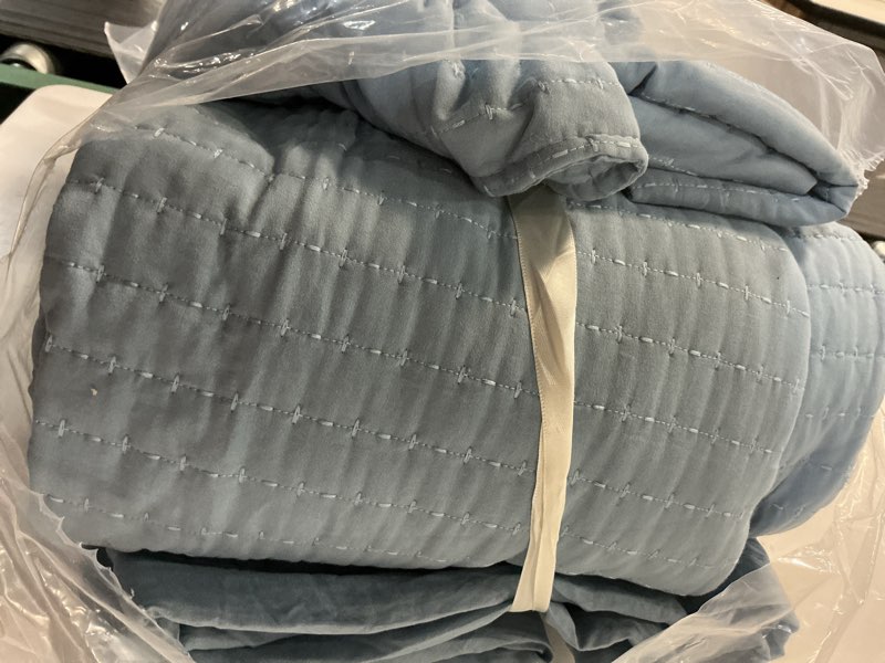 Condition photo showing As Is for oversized queen quilt set–102"x106"soft washed 3-layer lightweight bedspread with multi-lock quilting,minimalist nordic bedding,all-season quilt for spring,summer & fall(1 quilt + 2 pillow shams),blue blue oversized queen