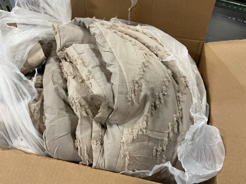 Condition photo showing Good Condition for Andency Oatmeal Comforter Set Queen Size, Boho Soft Warm Tufted Bedding Comforter Sets for Queen Size Bed, 3 Pieces Aesthetic Chevron Farmhouse Cute Bohemian Textured Bed Set 18 - Oatmeal Queen (90*90 in)