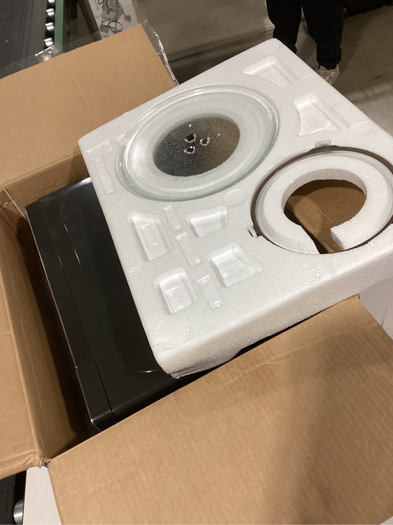 GE Compact Countertop Microwave Oven, 0.7 Cubic Ft., 700-watt Capacity, 6 Auto Cooking Settings, Chi