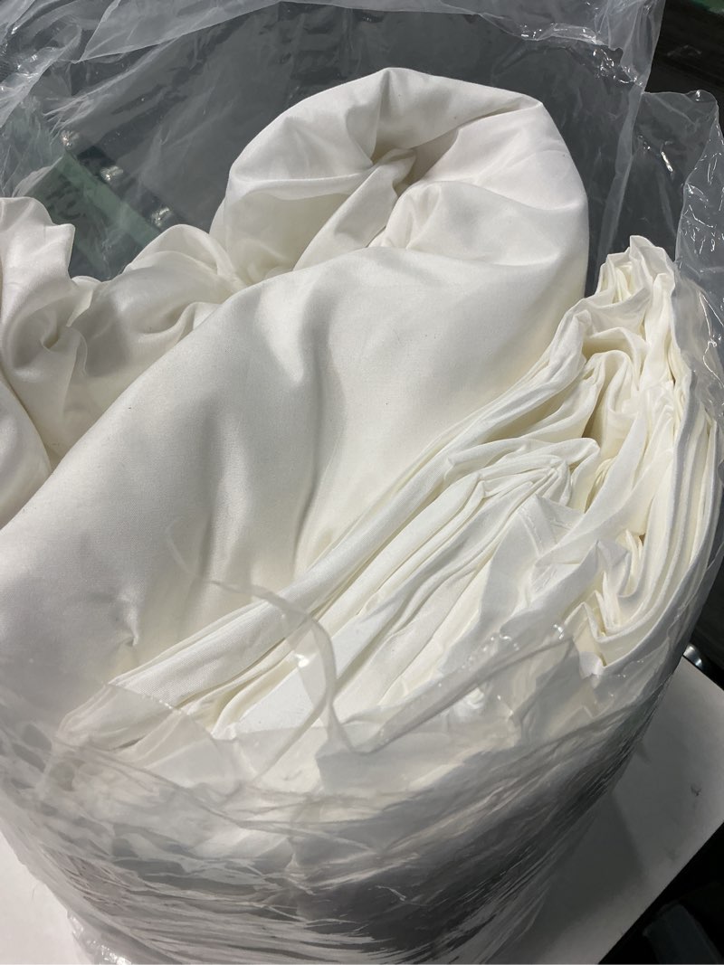 Condition photo showing New/Like New for 10 Pack White Round Tablecloths, 120 Inch Stain Resistant and Wrinkle Polyester Fabric Washable Table Clothes Cover for Kitchen Dining, Wedding, Reception Banquet, Birthday Party, Buffet Restaurant White 120 In Round, 10 Pack