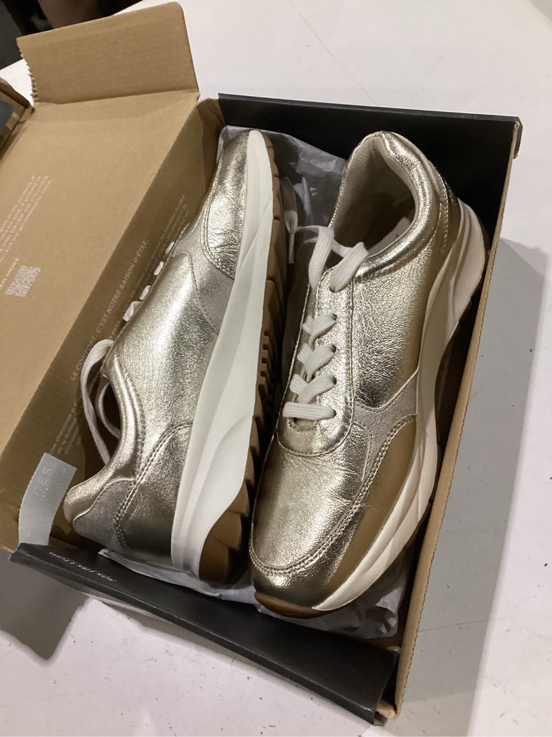 Condition photo showing Good Condition for naturalizer shay 8.5 champagne metallic leather