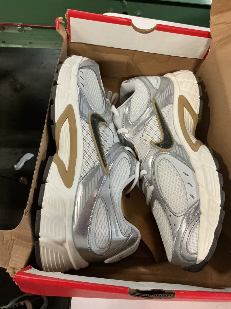 Condition photo showing New/Like New for Nike Mens V5 RNR 11.5 White/Medium Ash/Parachute Beige