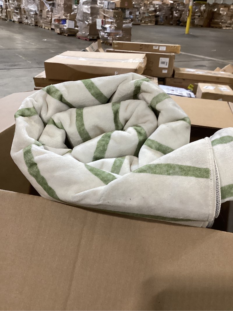 Condition photo showing Good Condition for lahome abstract 8x10 rugs for living room, soft green 8x10 area rugs for bedroom non-slip, ultra-thi