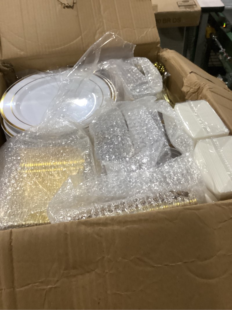 Condition photo showing As Is for i00000 700pcs gold dinnerware set for 100 guests, plastic plates for party, include: 100 rim dinner plate, 100 dessert plate, 100 paper napkins, 100 cups, 100 gold plastic silverware set 100 guests gold