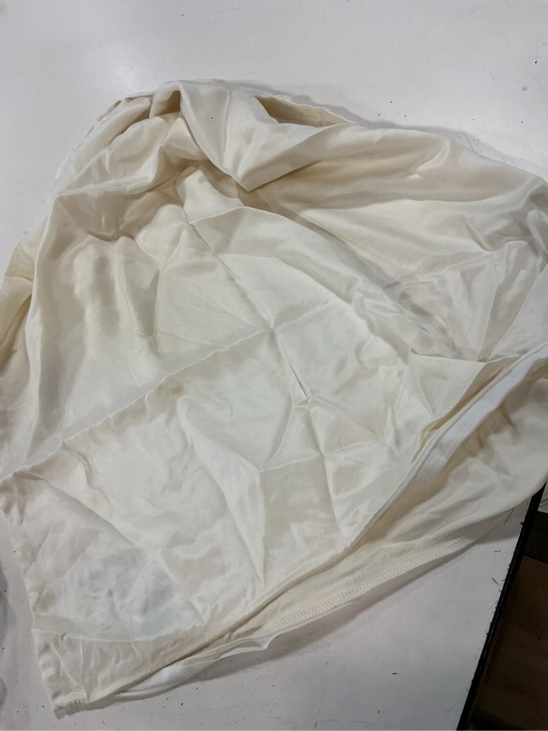 Condition photo showing Good Condition for 100% mulberry silk pillowcase, queen, white