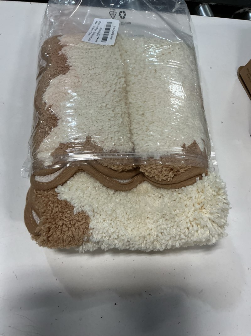 Condition photo showing Good Condition for ortigia cute beige scalloped bath mat, quick dry bath rug absorbent soft plush microfiber bathmat for bathroom floor carpet for sink bedroom, 20x32 1'8" x 2'8" (scalloped) beige