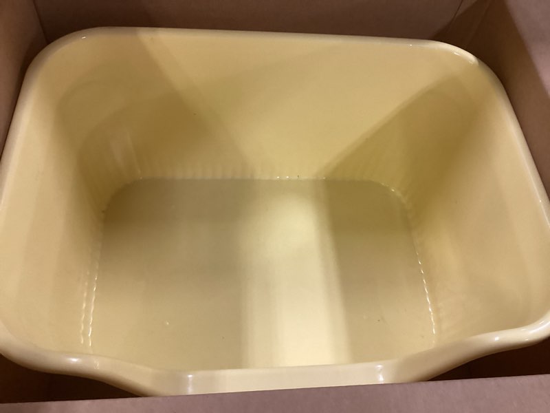Condition photo showing As Is for Similar Low Entry Kitty Litter Box for Small Cats, Kittens Litter Boxes with High Sides, Open Top, Anti-Splash Plastic Litter Pan for Medium Pets, Easy to Clean