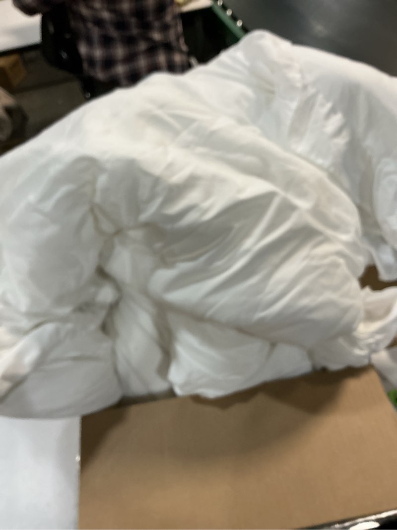 Condition photo showing New/Like New for white comforter unknown size (similar to stock photo)