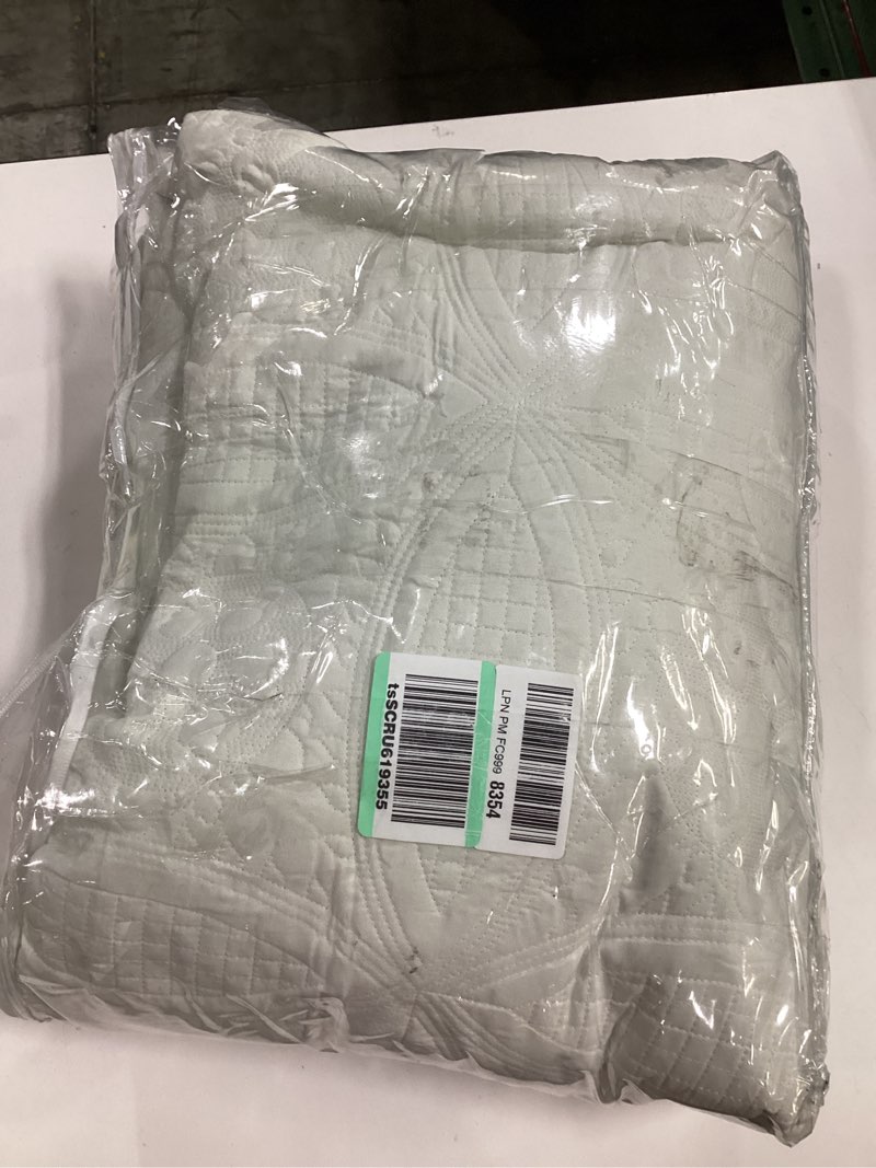 Condition photo showing As Is for Asuexpect Oversized King Bedspread 120x118 Lightweight Bedding Set California King Bedspread Reversible Quilt Soft Coverlet for All Season, King/Cal King, 3 Piece, White Cream Cream King/Cal King(120"x118")