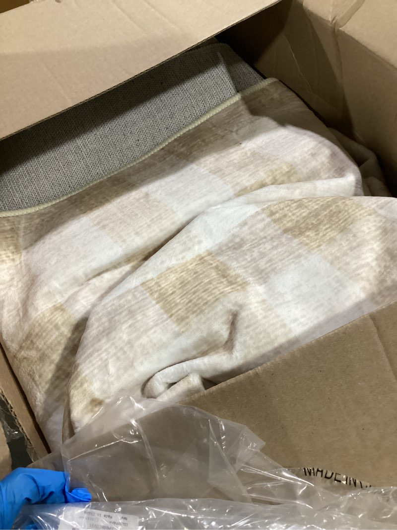 Condition photo showing Good Condition for checkered area rug, 8x10, beige | washable, non slip, modern neutral, for living room bedroom office patio dining room