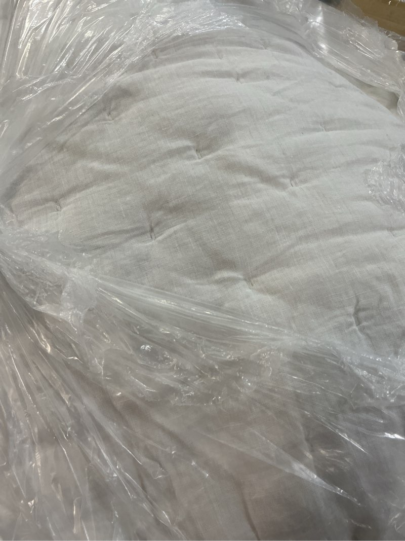 Condition photo showing Good Condition for european linen dream quilt, full/queen, white