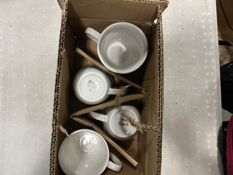 Condition photo showing New/Like New for tabletops gallery 16 -piece blue stoneware dinnerware