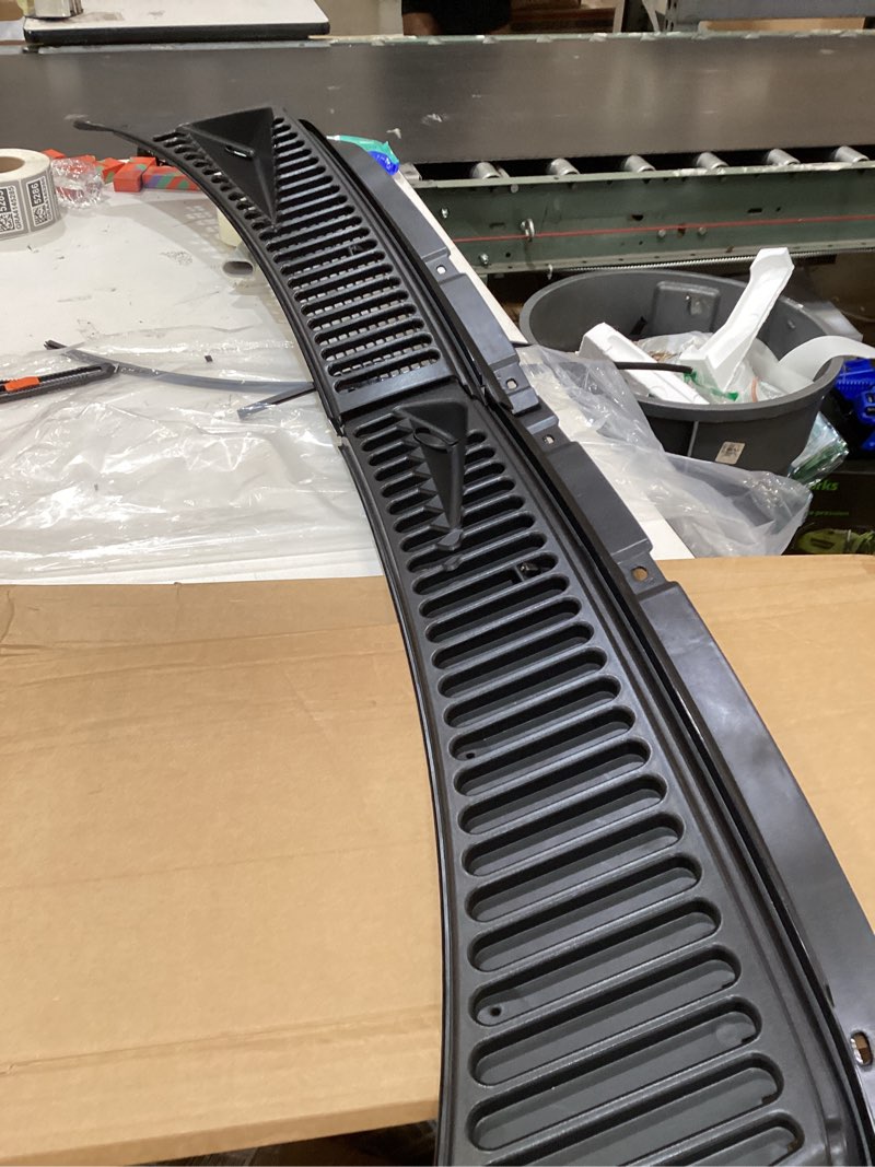 this is a windshield wiper cowl cover panel designed to fit 1999-2007 ford f-250, f-350, f-450, f-550 super duty and 2000-2005 ford excursion models.