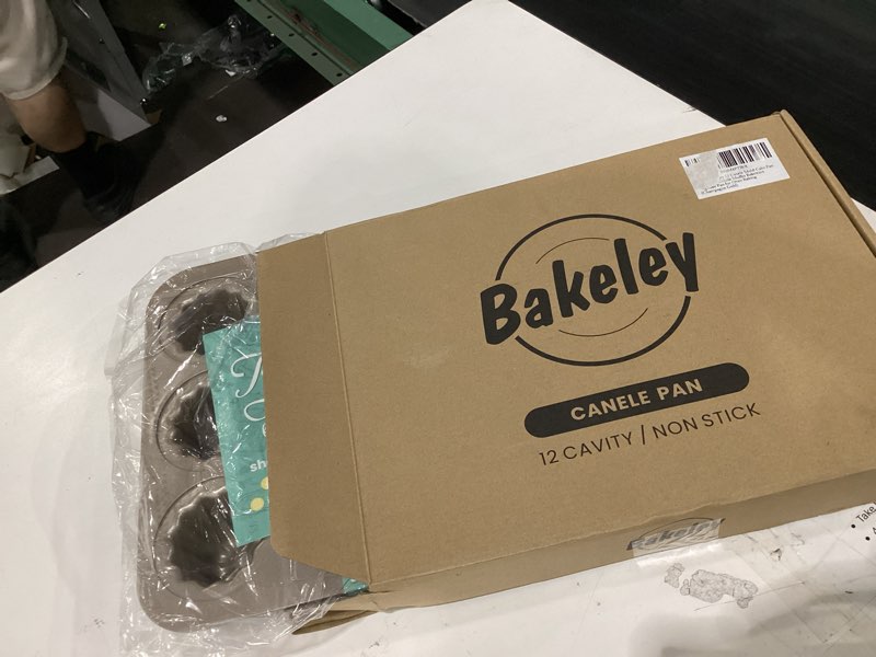 Condition photo showing Good Condition for bakeley 12 cavity non stick canele pan