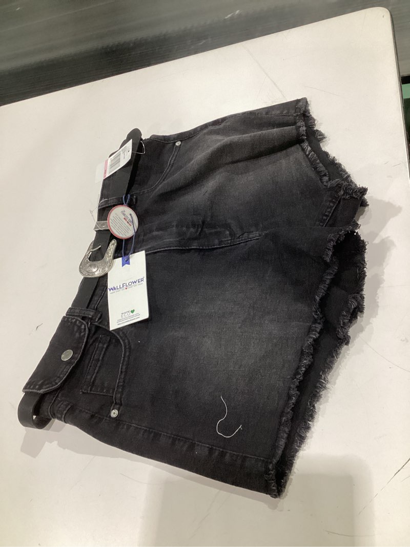 Condition photo showing Good Condition for WallFlower Women's Juniors InstaVintage Belted Fearless Curvy High-Rise Stretch Short Shorts 13 Suni