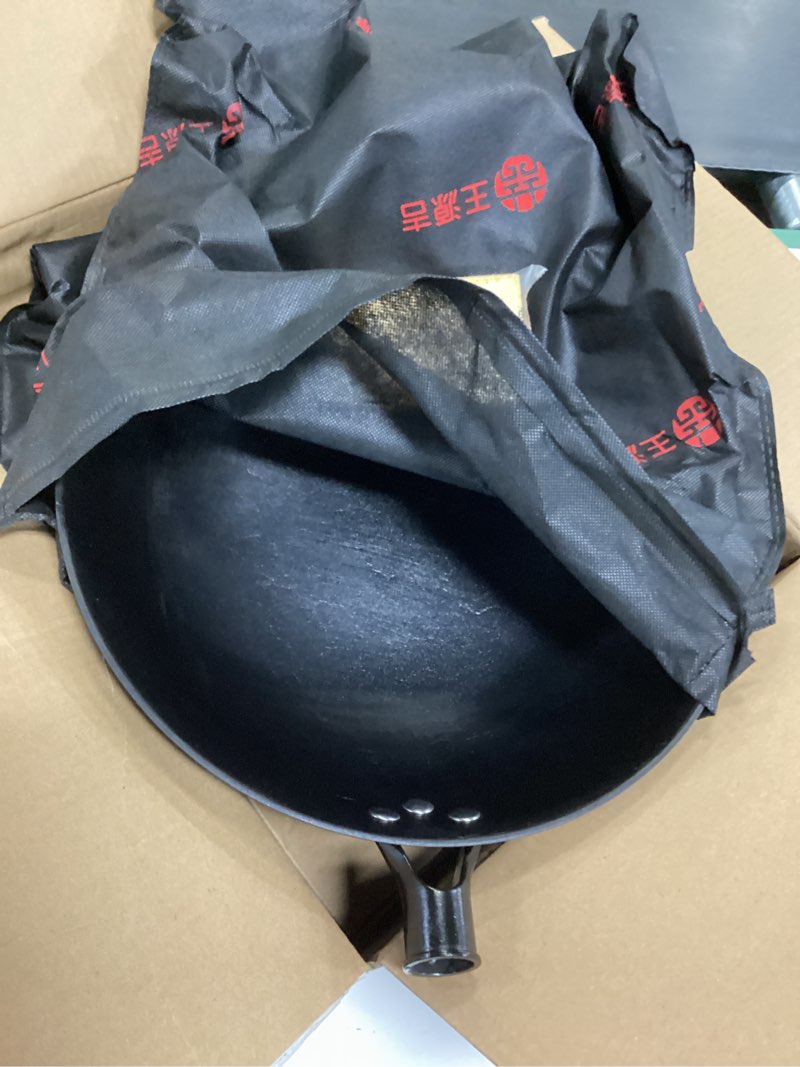 Condition photo showing Good Condition for WANGYUANJI Cast Iron Wok Pan 12 inch Flat Bottom with Wooden Handle and Lid, Large Wok Stir Fry Pan Suitable for All Cooktops, Chinese wok with Free Dishcloth and Brush 12.59"