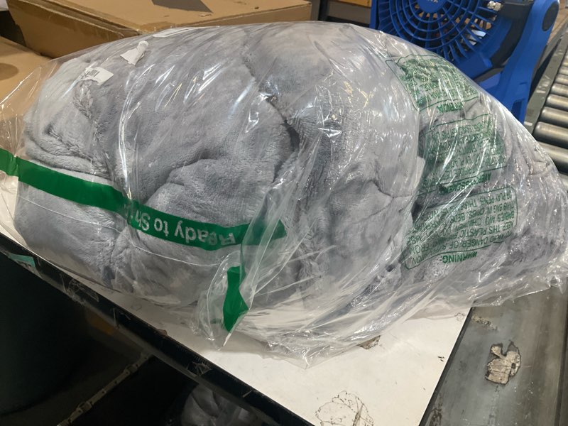 Condition photo showing Good Condition for throw blanket
