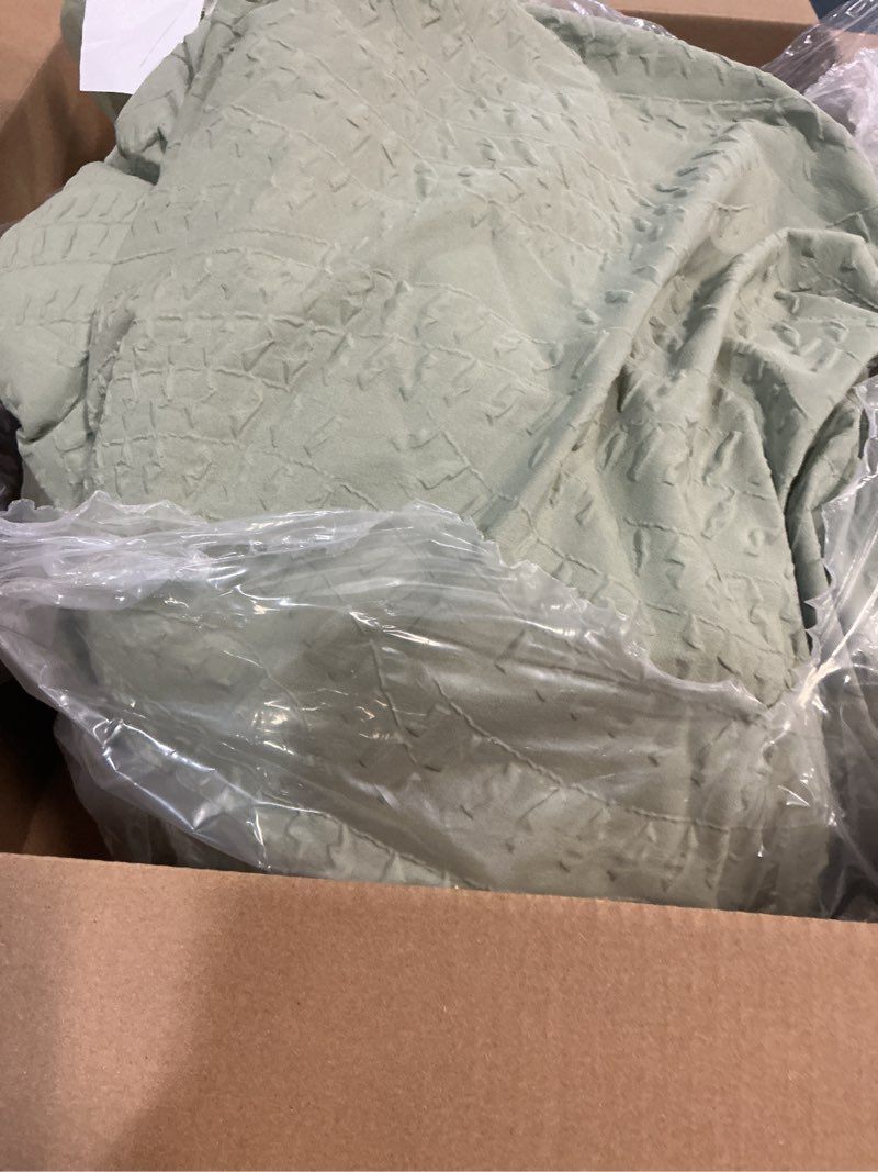 Condition photo showing Good Condition for comforter green king