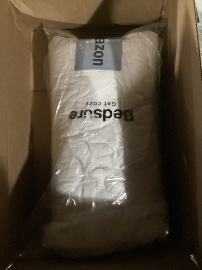 Condition photo showing New/Like New for Bedsure Comforters Queen Size Duvet Insert, All Season Bed Comforter, Quilted Down Alternative Duvet, Box Stitched Comforter with Corner Tabs, Machine Washable, 88 x 88 Inches (White) White Queen