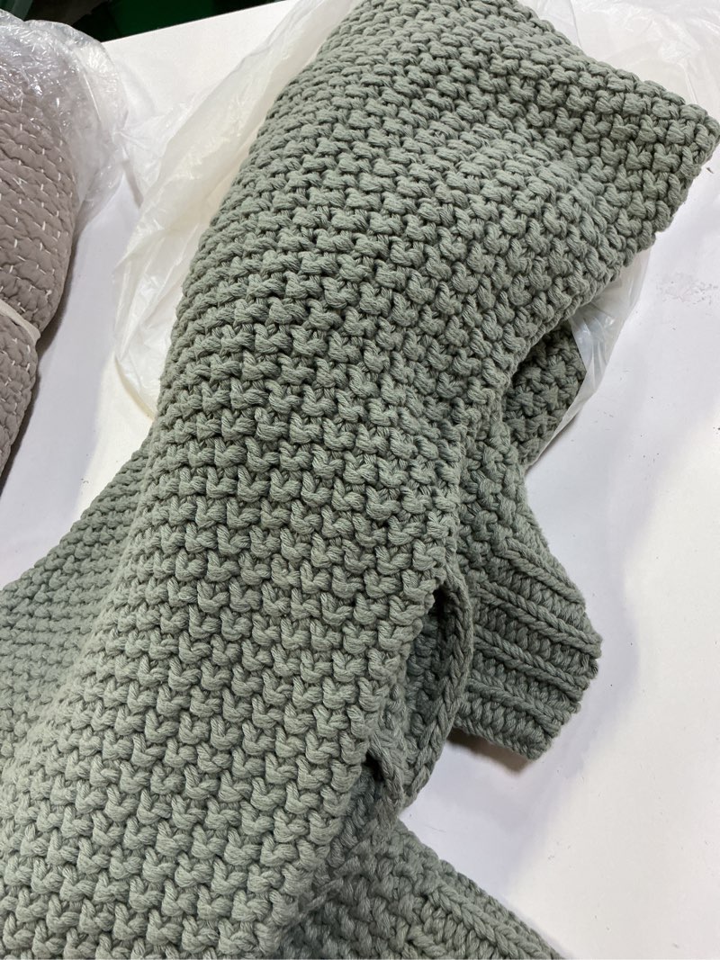 Condition photo showing Good Condition for cotton fisherman throw (50in x 60in)