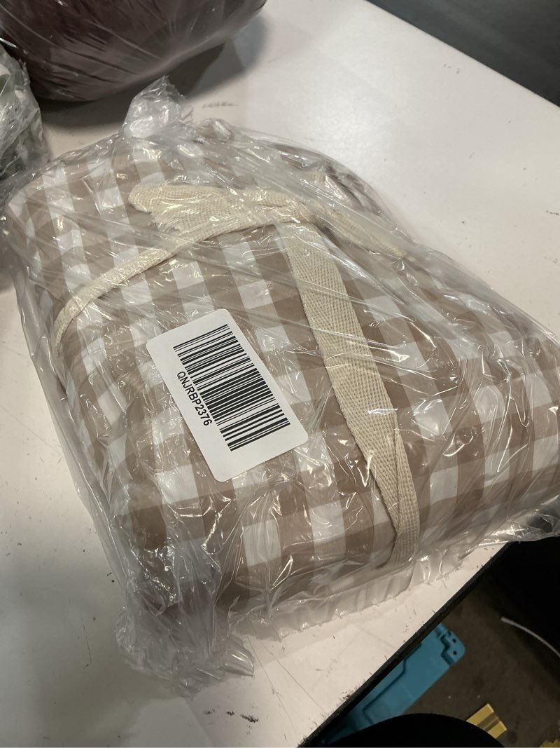 Condition photo showing Good Condition for classic organic percale gingham fitted sheet set, queen, cafe