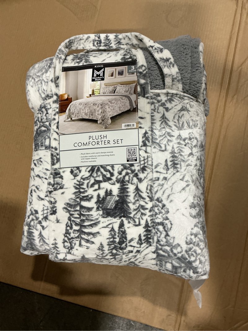 Condition photo showing New/Like New for member's mark printed plush comforter set
