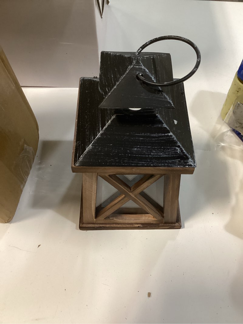 Condition photo showing Good Condition for rustic farmhouse lantern