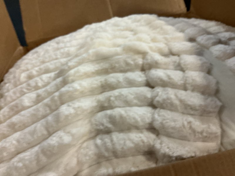 Condition photo showing Good Condition for BEDELITE Fleece California King Comforter Set -Super Soft & Warm Fluffy Cream White Bedding, Luxury Fuzzy Heavy Bed Set for Winter with 2 Pillow Cases Cream White California King