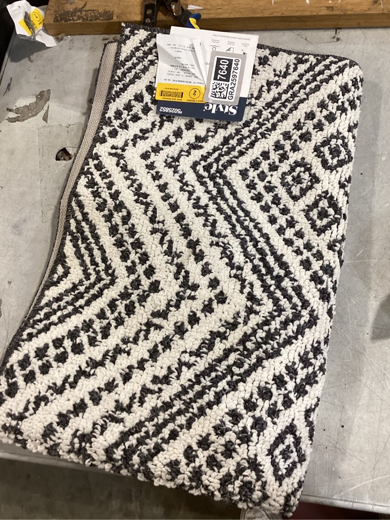 2 ft 6in x 3 ft 10 in accent rug in diamond 