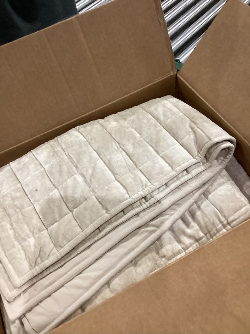 Condition photo showing New/Like New for recyco luxury velvet quilt set, california king 118'' x 106'' oversized bedspread, ultra soft velvet comforter, lightweight box stitch bedding sets for all season, with 2 shams, beige oversized cal king (118" x 106") beige