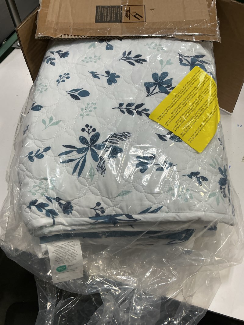 Condition photo showing Good Condition for Bedsure Floral Quilt King Size - Reversible Blue & White Quilt Bedding, Daisy Design Bedspread Microfiber Lightweight Coverlet for All Seasons (106"x96") 09 - Daisy King / Cal King