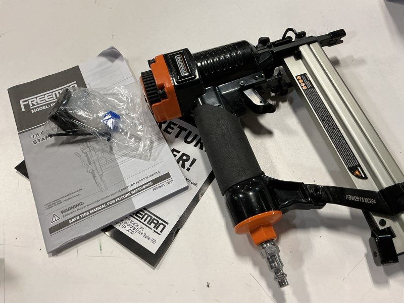 Condition photo showing Good Condition for freeman pfs18 pneumatic 18-gauge 7/8" fencing stapler with belt hook