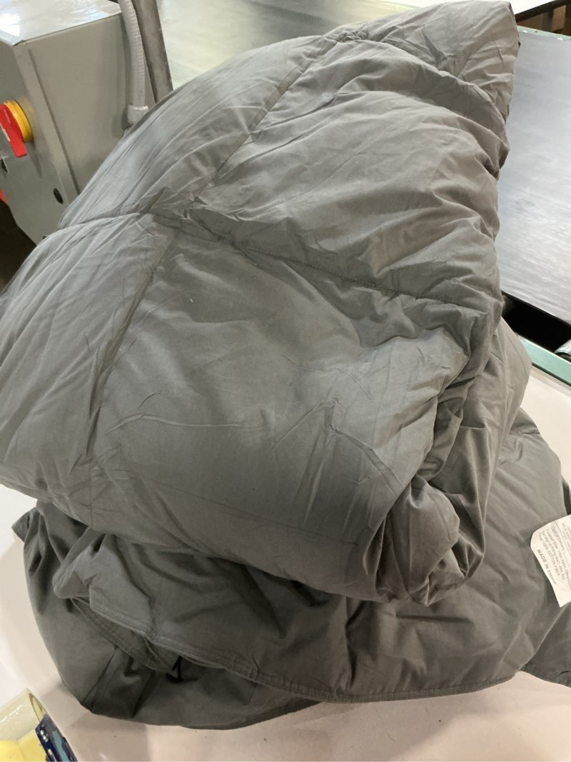 Condition photo showing item condition for DOWNCOOL Comforters Oversize King Size, Dark Grey All Season Duvet Insert, Lightweight Quilt, Down Alternative Hotel Comforter with Corner Tabs (Dark Gray, Oversize King 116x98 Inches)