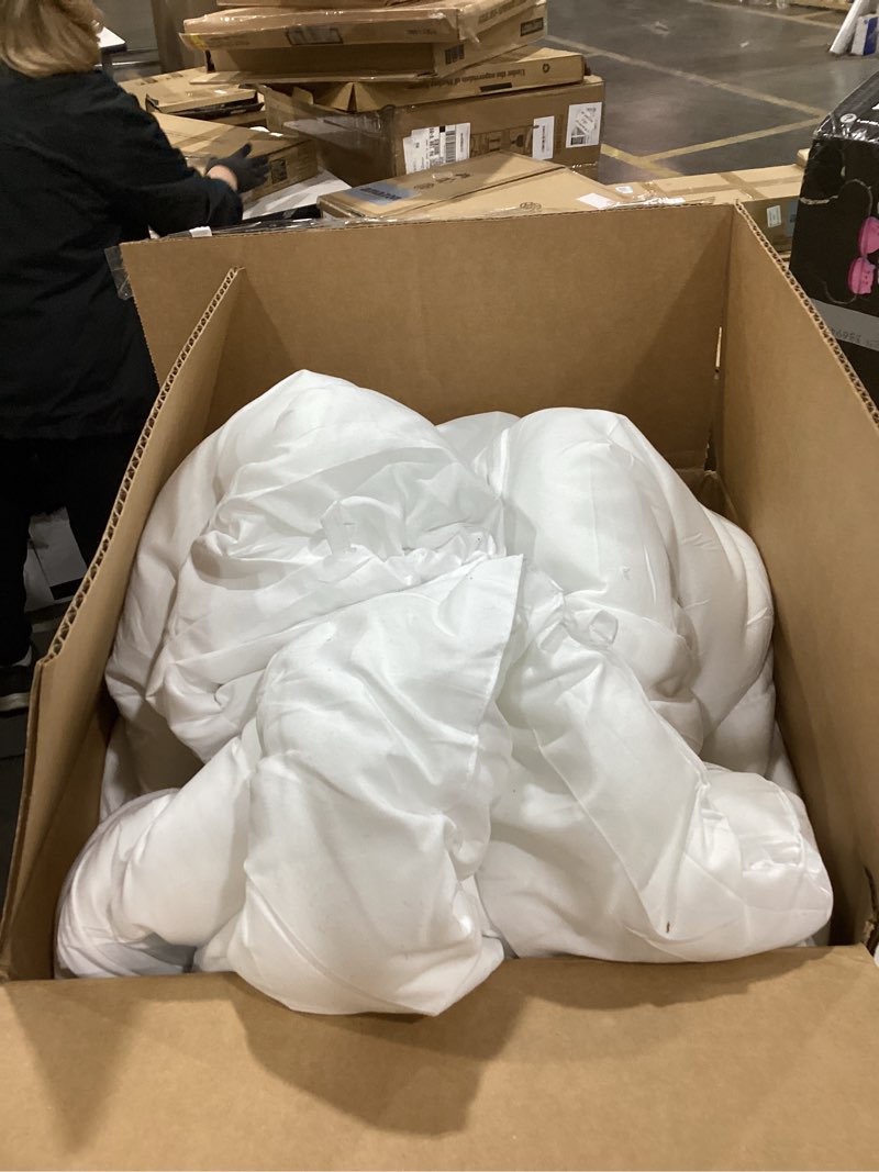 Condition photo showing As Is for Queen Size Solid Color Plush Comforter for Bedroom Bedding