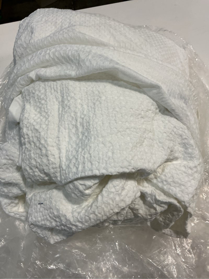 Condition photo showing As Is for quince organic luxe honeycomb duvet cover set, full/queen, white