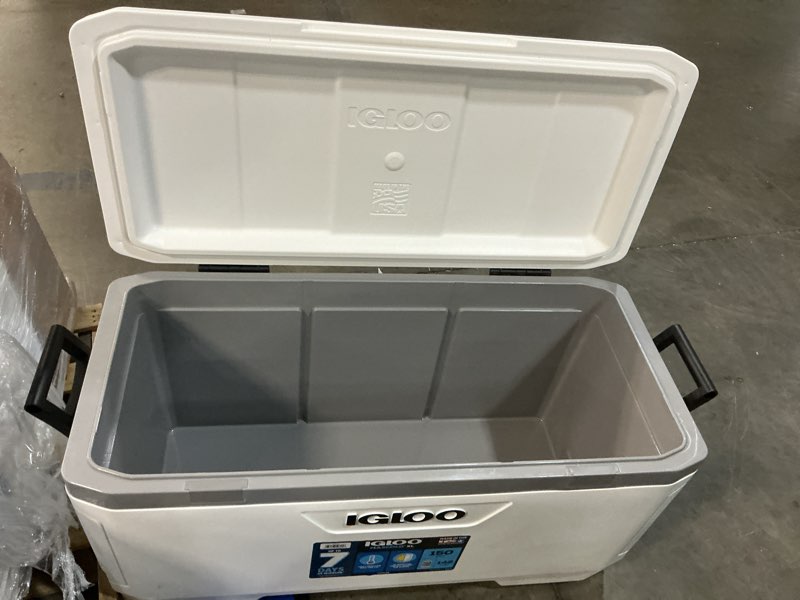 Condition photo showing Good Condition for igloo 150 quart maxcold cooler