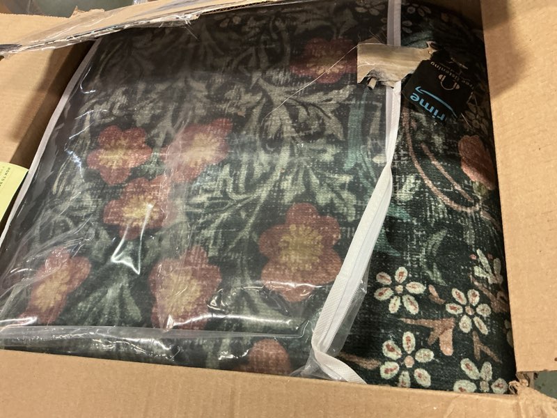 Condition photo showing Good Condition for Woaboy Washable 9x12 Area Rug for Living Room Bedroom Dining Room Under Kitchen Table,Non-Slip Low Pile Stain Resistant Soft Large Carpet for Vintage Floral Oriental Home Decor Dark Green Dark Green 9' x 12' (Rectangular)