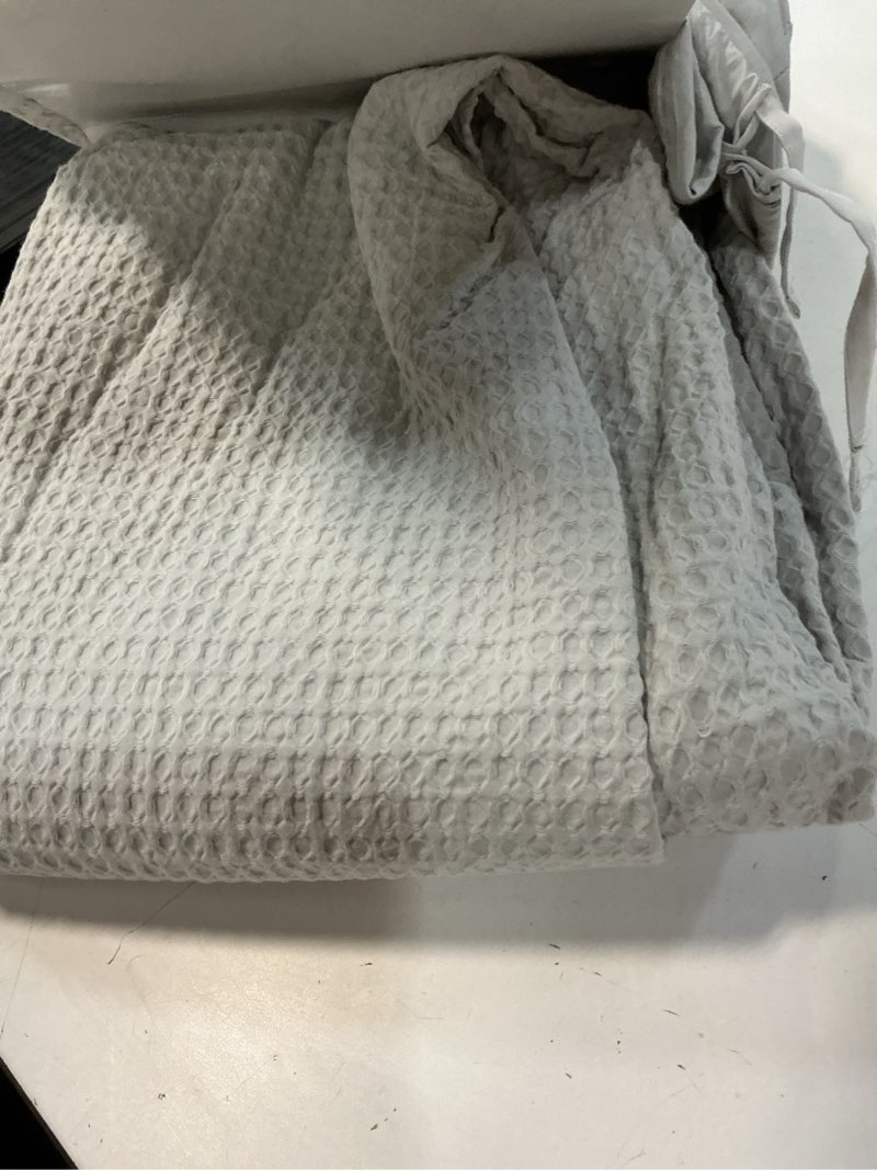 Condition photo showing Good Condition for organic luxe honeycomb duvet cover set (queen ) 