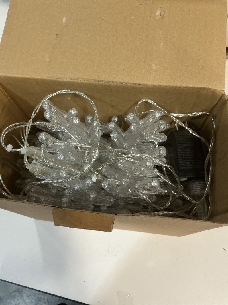 Condition photo showing New/Like New for Christmas Snowflake Lights with 10 Drops, 9ft 150 LED Twinkling Cool White Icicle Christmas Lights, Waterproof Connectable Hanging for Indoor Outdoor Eaves Window Curtain Porch Xmas Décoration