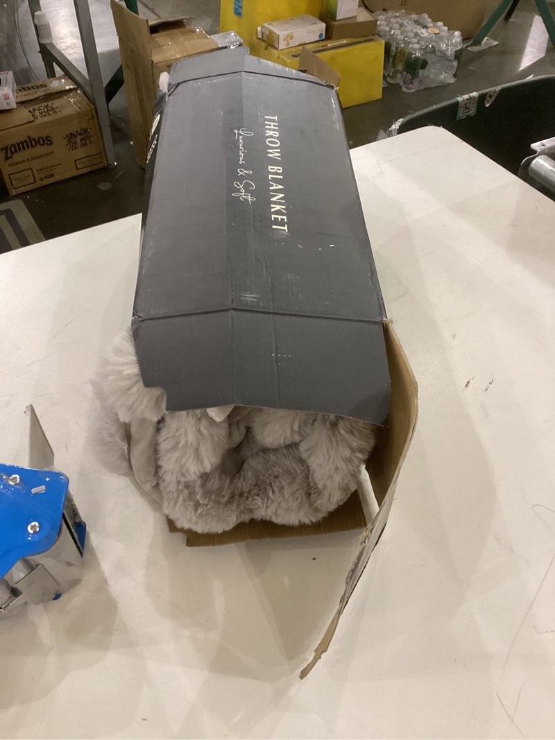 Condition photo showing Good Condition for Throw blanket