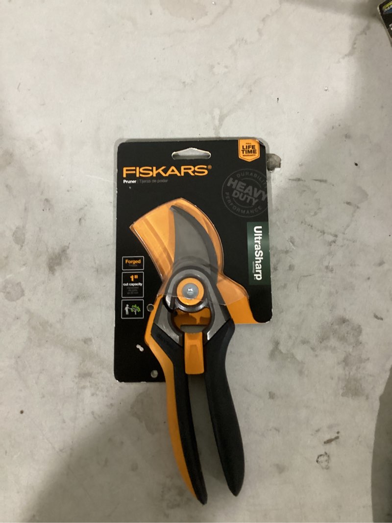 Condition photo showing Good Condition for fiskars steel bypass hand pruner with standard handle