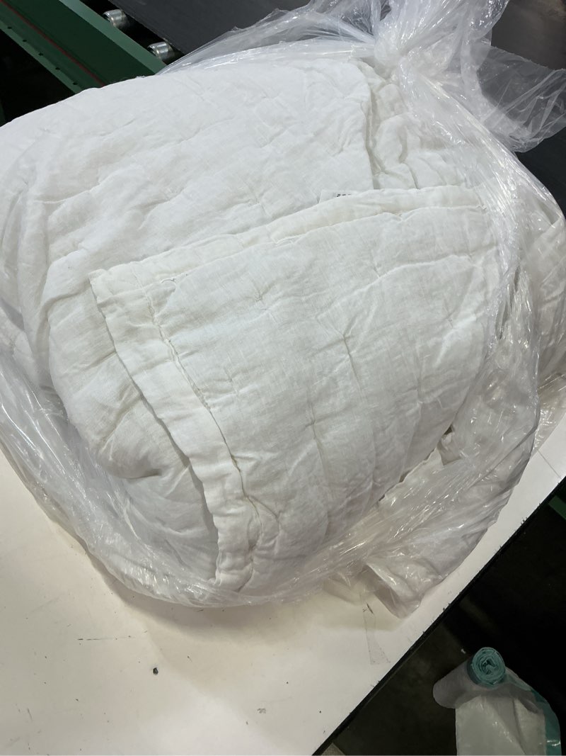 Condition photo showing Good Condition for european linen dream quilt, full/queen, white