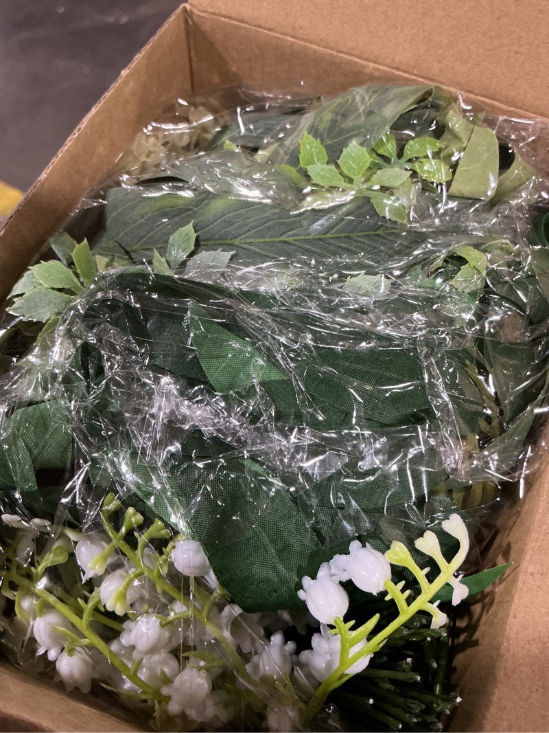 Condition photo showing Good Condition for Cindeer 125 Pcs Artificial Greenery Stems Box Set with 11 Kinds Faux Greenery Stems Fake Eucalyptus for DIY Bridal Bouquets Arrangement Wedding Home