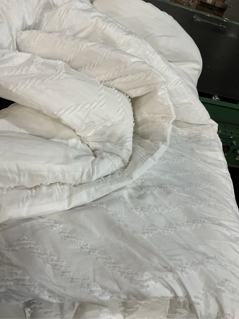 Condition photo showing As Is for (Similar)JELLYMONI Bright White Duvet Cover Full Size - 3PCS Microfiber Tufted Duvet Cover Set, Boho Striped Tufted Textured Duvet Cover with Corner Ties & Zipper Closure
