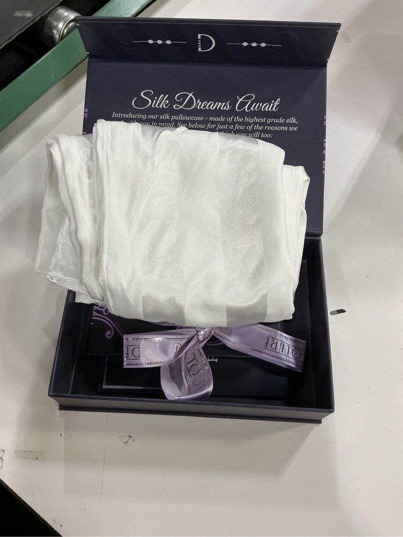 Condition photo showing Good Condition for DECOLURE 100% Pure Mulberry Silk Pillow Case Standard Size – Highest Grade 30 Momme 6A+, Luxuriously Soft & Cooling Silk Pillowcase for Hair & Skin, Hypoallergenic, Breathable, Hidden Zipper (White)