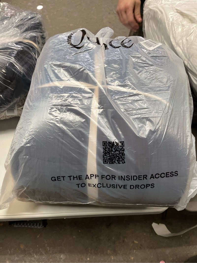 Condition photo showing Good Condition for organic airy gauze box quilt, king/cal king, charcoal