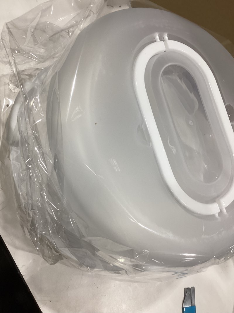 Condition photo showing Good Condition for amazon basics cake carrier with handle and locking lid, round, fits 11.8 in. cake, bpa-free, refrigerator and dishwasher-safe cake box, 13.8 x 13.8 x 8.0 in.